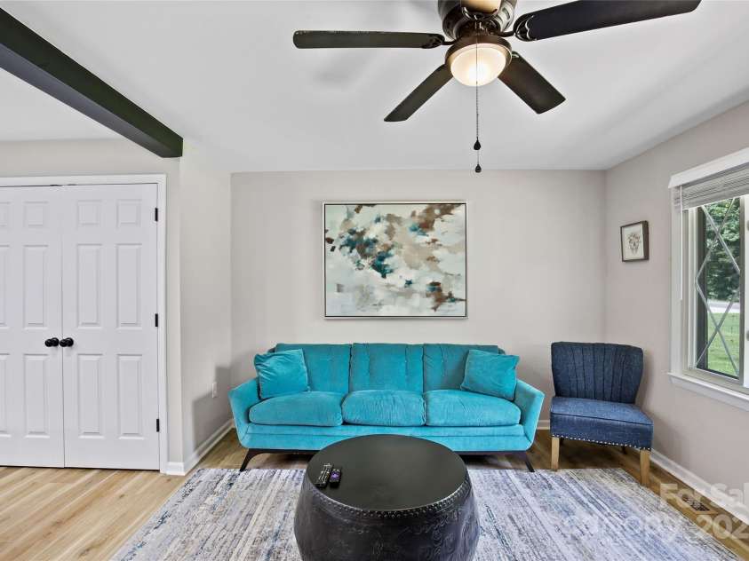 412 Capps Hill Mine Road, Charlotte, NC 28216.  MLS# CAR4276837, YatesRealty ID 24238. 