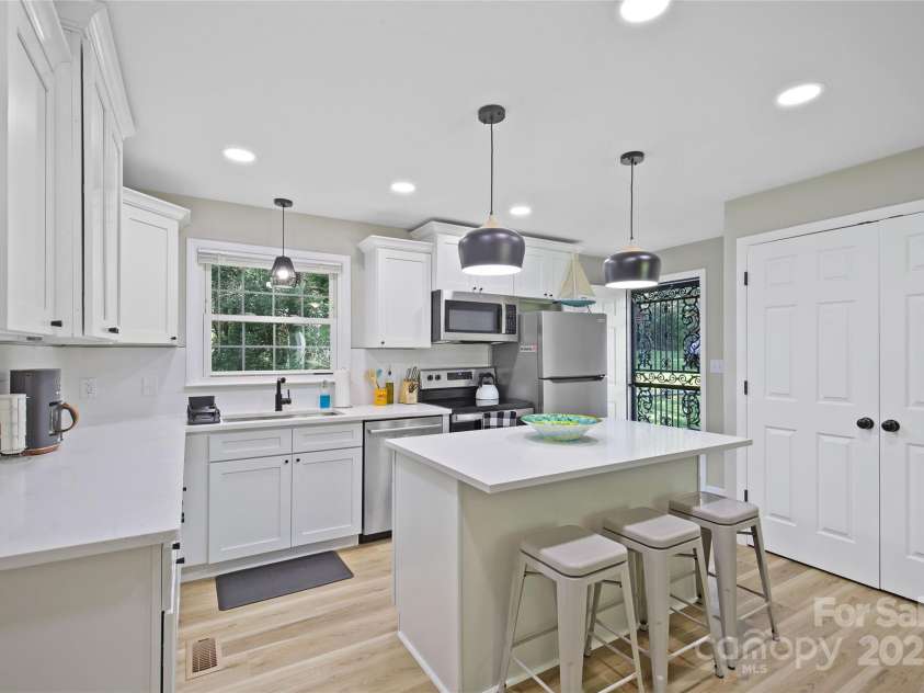 412 Capps Hill Mine Road, Charlotte, NC 28216.  MLS# CAR4276837, YatesRealty ID 24238. 