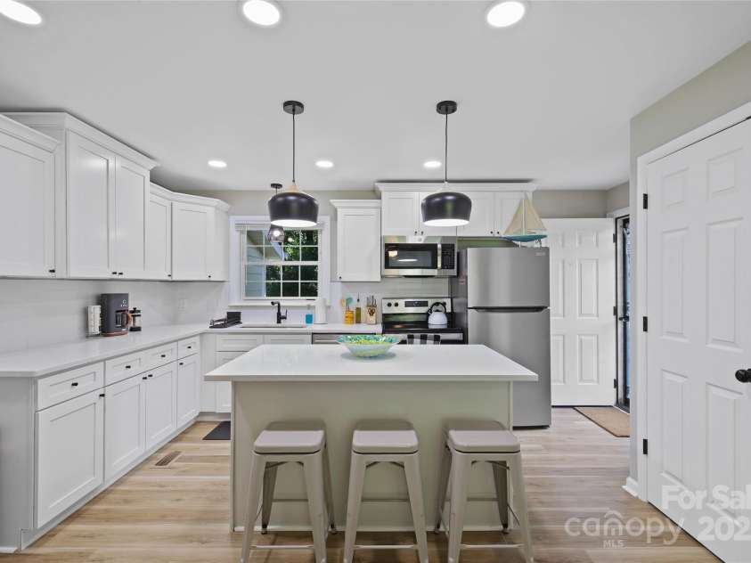 412 Capps Hill Mine Road, Charlotte, NC 28216.  MLS# CAR4276837, YatesRealty ID 24238. 