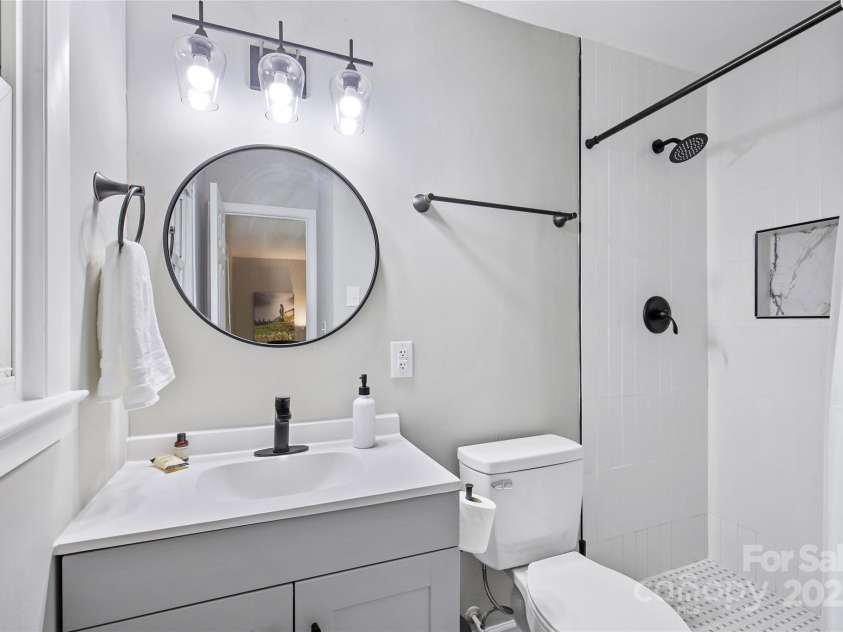 412 Capps Hill Mine Road, Charlotte, NC 28216.  MLS# CAR4276837, YatesRealty ID 24238. 