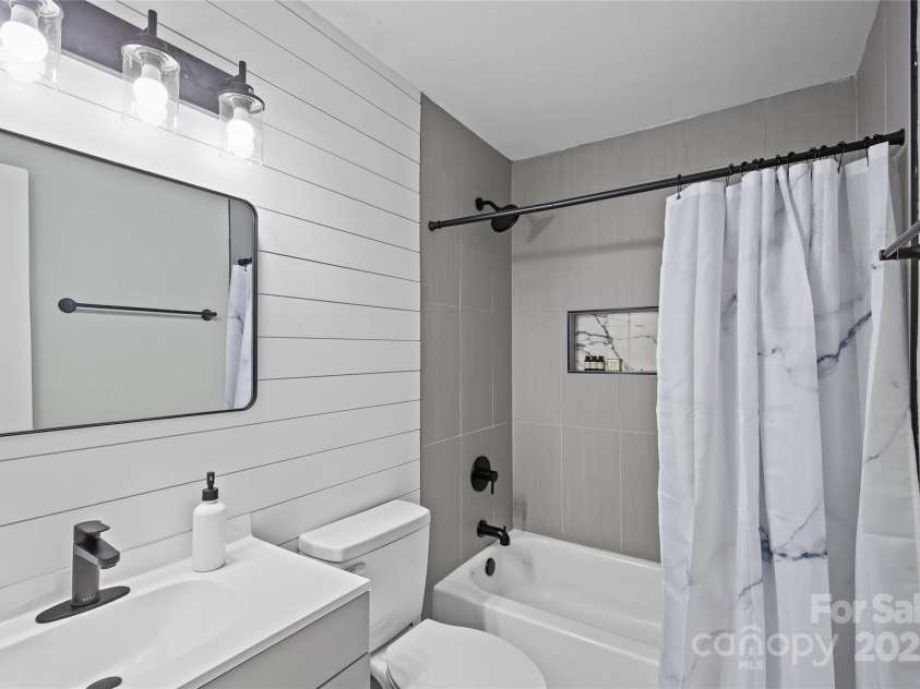 412 Capps Hill Mine Road, Charlotte, NC 28216.  MLS# CAR4276837, YatesRealty ID 24238. 