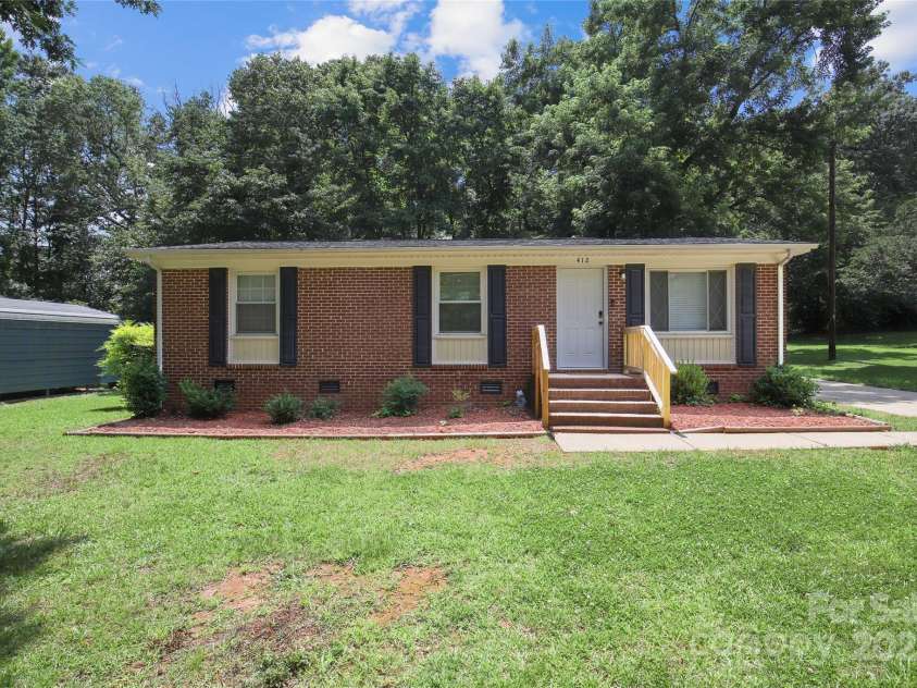 412 Capps Hill Mine Road, Charlotte, NC 28216.  MLS# CAR4276837, YatesRealty ID 24238. 