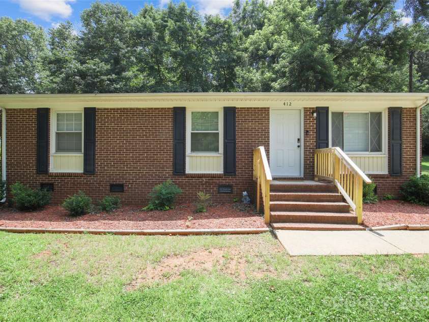 412 Capps Hill Mine Road, Charlotte, NC 28216.  MLS# CAR4276837, YatesRealty ID 24238. 
