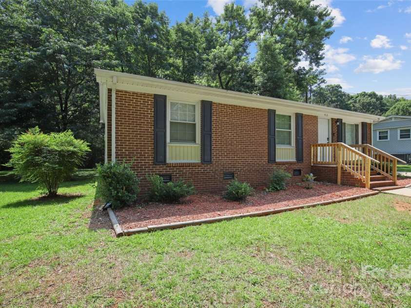 412 Capps Hill Mine Road, Charlotte, NC 28216.  MLS# CAR4276837, YatesRealty ID 24238. 