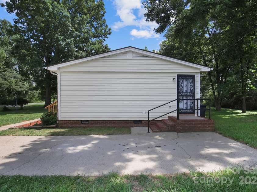 412 Capps Hill Mine Road, Charlotte, NC 28216.  MLS# CAR4276837, YatesRealty ID 24238. 