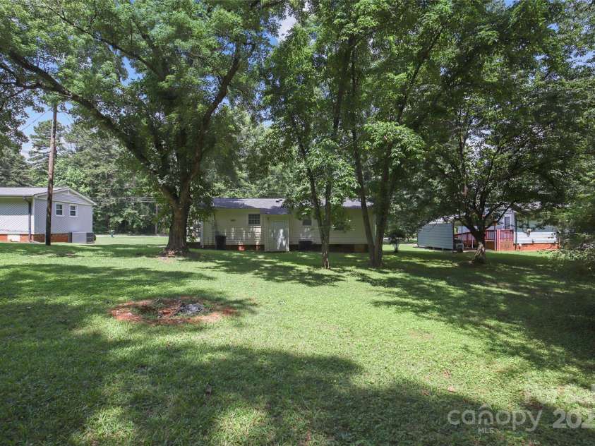 412 Capps Hill Mine Road, Charlotte, NC 28216.  MLS# CAR4276837, YatesRealty ID 24238. 