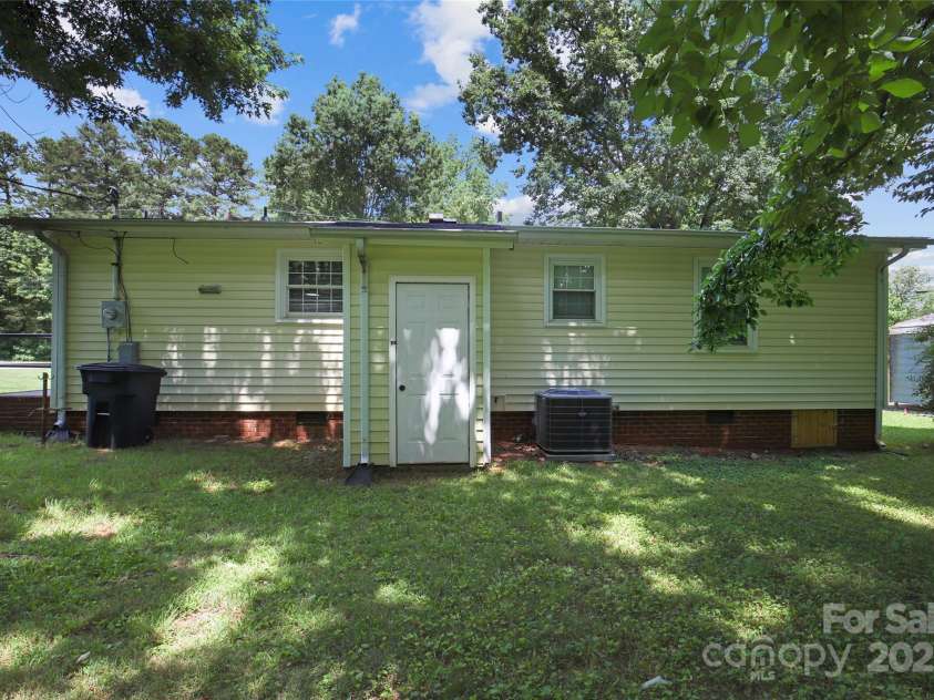 412 Capps Hill Mine Road, Charlotte, NC 28216.  MLS# CAR4276837, YatesRealty ID 24238. 