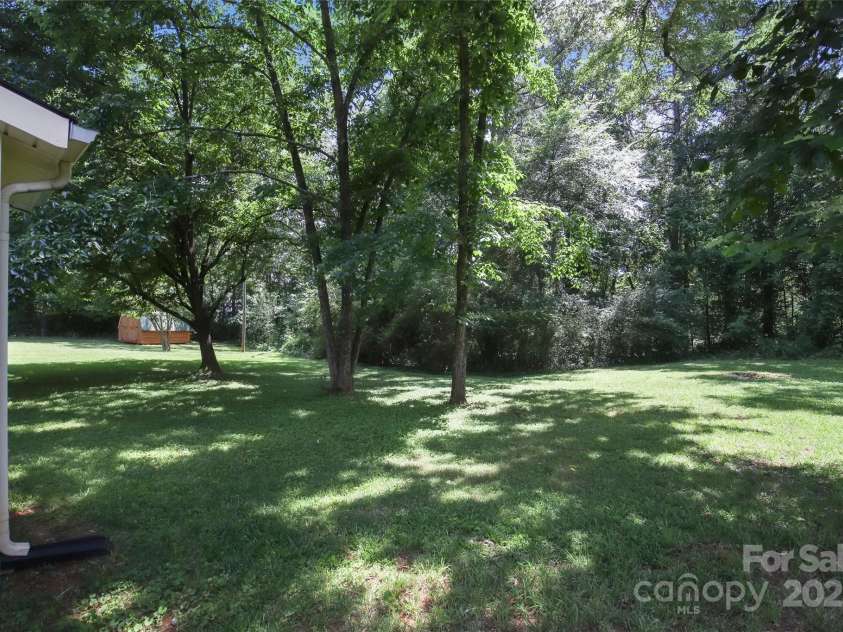 412 Capps Hill Mine Road, Charlotte, NC 28216.  MLS# CAR4276837, YatesRealty ID 24238. 