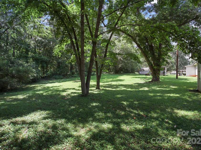 412 Capps Hill Mine Road, Charlotte, NC 28216.  MLS# CAR4276837, YatesRealty ID 24238. 