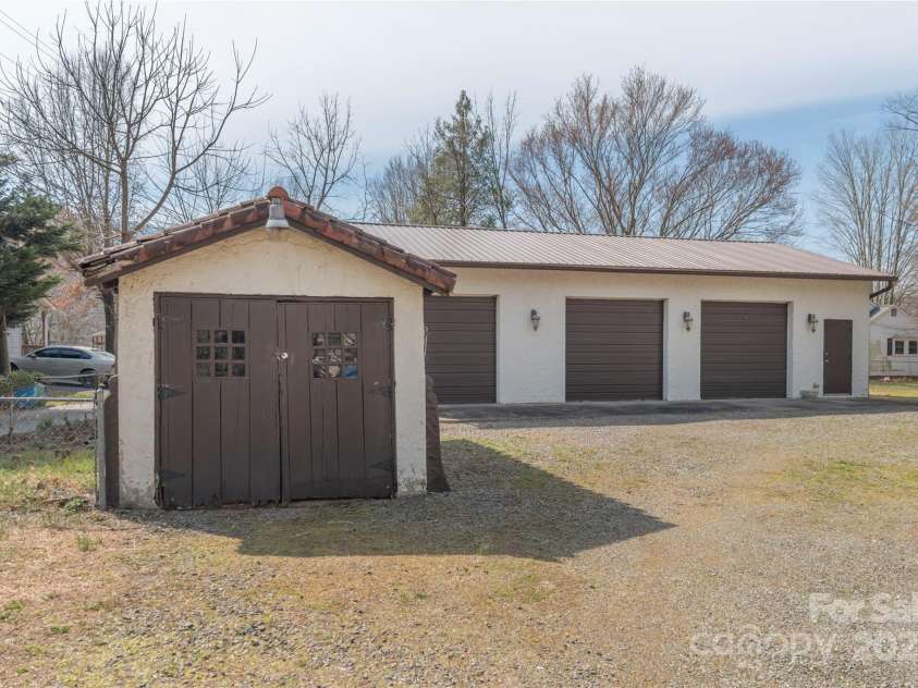 202 Alexander Avenue, Swannanoa, NC 28778.  MLS# CAR4234591, YatesRealty ID 2424. 