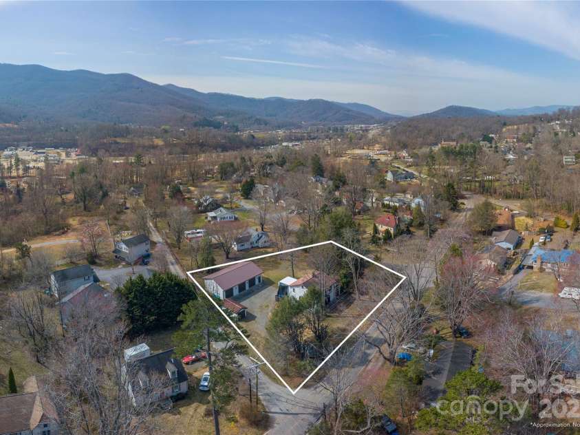 202 Alexander Avenue, Swannanoa, NC 28778.  MLS# CAR4234591, YatesRealty ID 2424. 