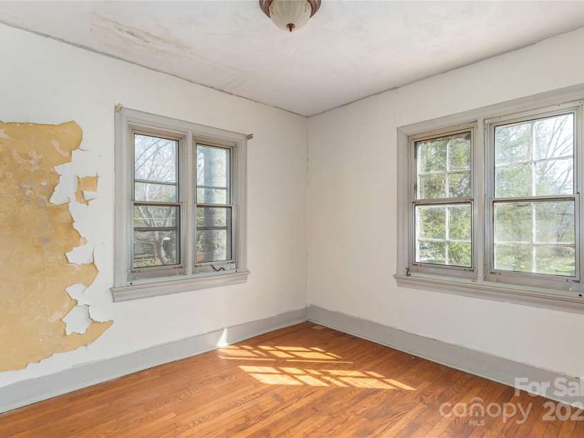 202 Alexander Avenue, Swannanoa, NC 28778.  MLS# CAR4234591, YatesRealty ID 2424. 