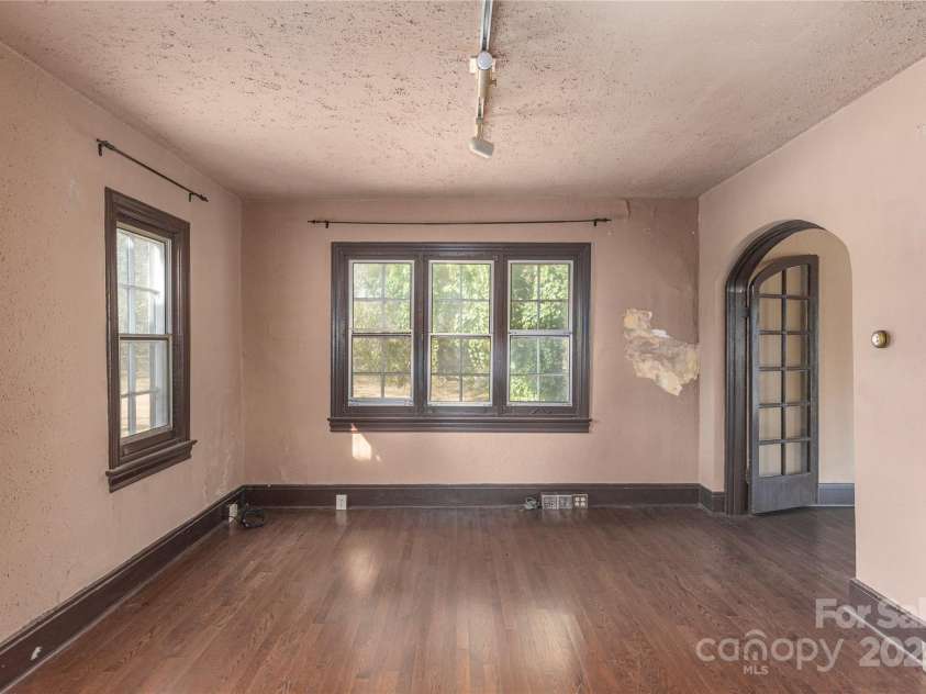 202 Alexander Avenue, Swannanoa, NC 28778.  MLS# CAR4234591, YatesRealty ID 2424. 