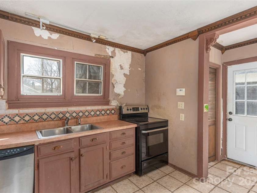 202 Alexander Avenue, Swannanoa, NC 28778.  MLS# CAR4234591, YatesRealty ID 2424. Kitchen remodeled in 90's