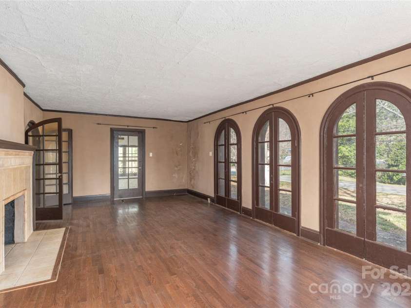 202 Alexander Avenue, Swannanoa, NC 28778.  MLS# CAR4234591, YatesRealty ID 2424. Original windows