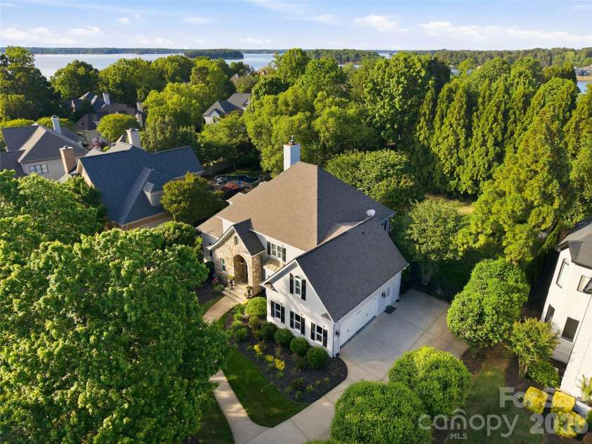 18928 Peninsula Point Drive, Cornelius, NC 28031.  MLS# CAR4372334, YatesRealty ID 24244. 
