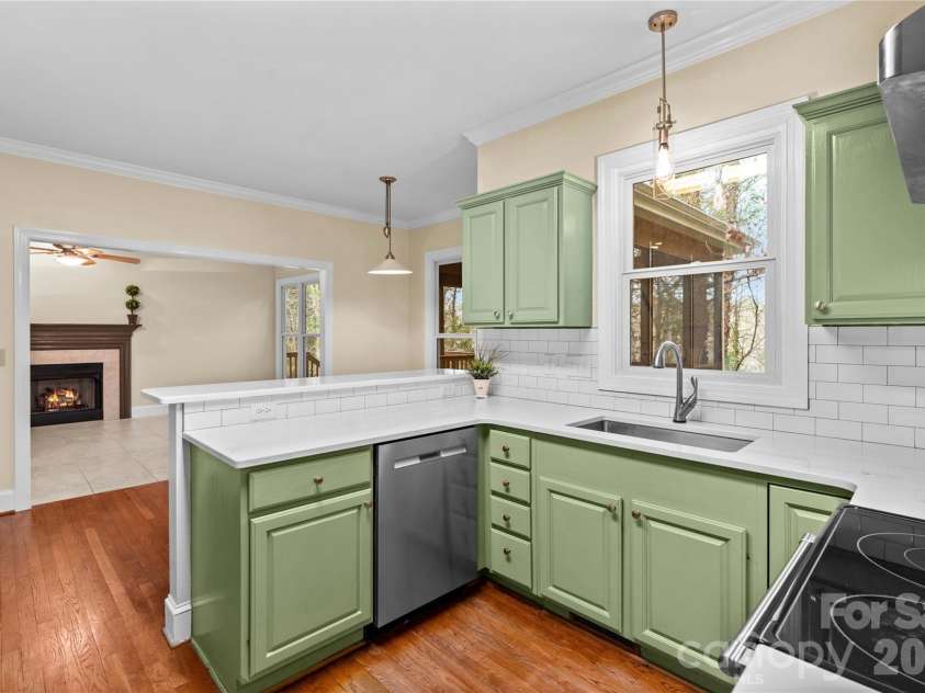 131 Morrison Hill Road, Davidson, NC 28036.  MLS# CAR4347285, YatesRealty ID 24245. Kitchen is open to breakfast area and family room.