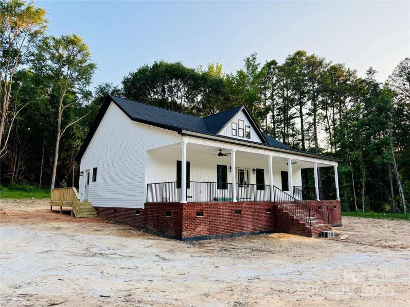5021 Hillcrest Drive, Catawba, SC 29704.  MLS# CAR4278215, YatesRealty ID 24245. 