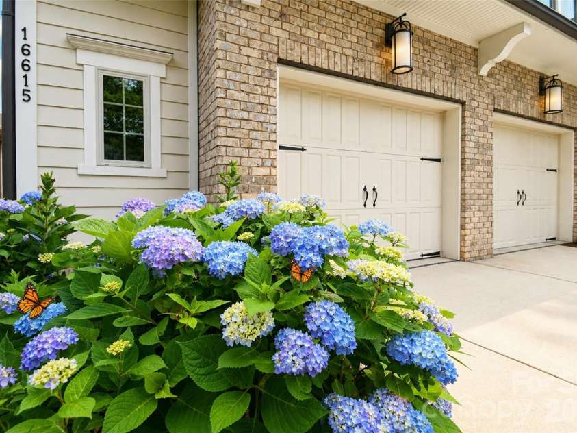 16615 Redding Park Lane, Cornelius, NC 28031.  MLS# CAR4362429, YatesRealty ID 24247. 