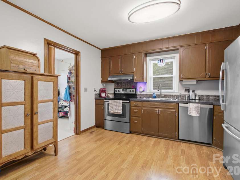 11 Summer Lane, Spruce Pine, NC 28777.  MLS# CAR4379924, YatesRealty ID 24251. 