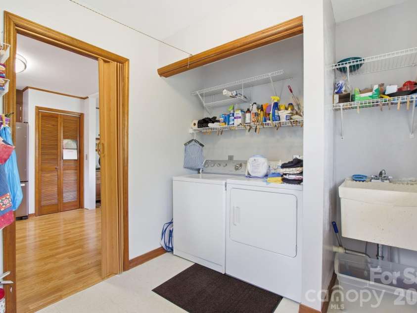 11 Summer Lane, Spruce Pine, NC 28777.  MLS# CAR4379924, YatesRealty ID 24251. 