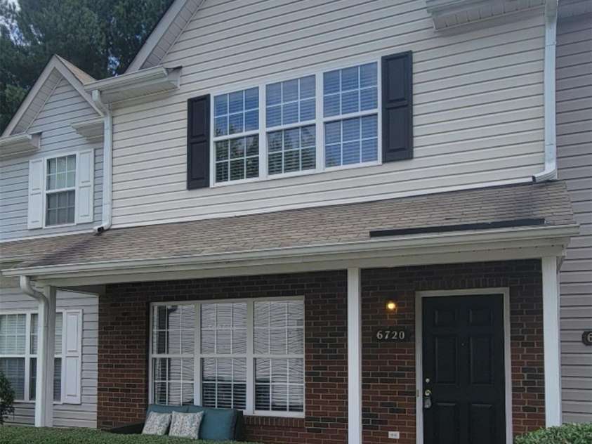 6720 Cypress Tree Lane, Charlotte, NC 28215.  MLS# CAR4276413, YatesRealty ID 24252. 
