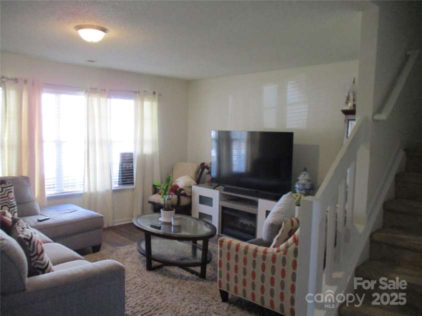 6720 Cypress Tree Lane, Charlotte, NC 28215.  MLS# CAR4276413, YatesRealty ID 24252. 