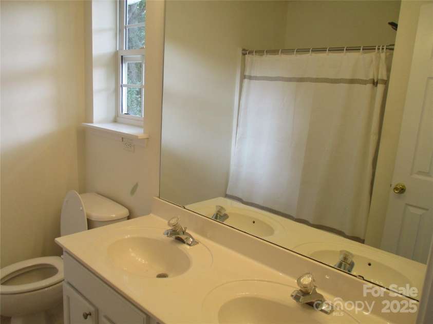 6720 Cypress Tree Lane, Charlotte, NC 28215.  MLS# CAR4276413, YatesRealty ID 24252. 