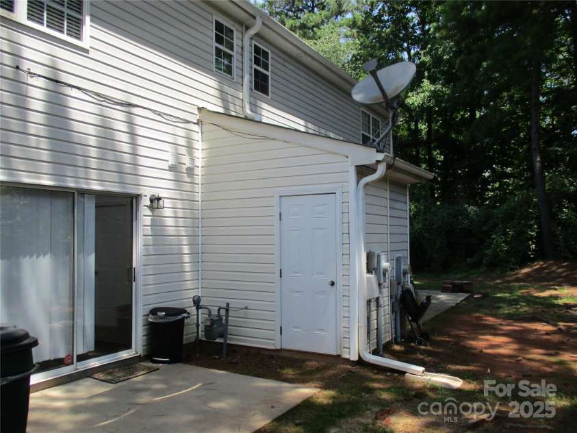 6720 Cypress Tree Lane, Charlotte, NC 28215.  MLS# CAR4276413, YatesRealty ID 24252. 