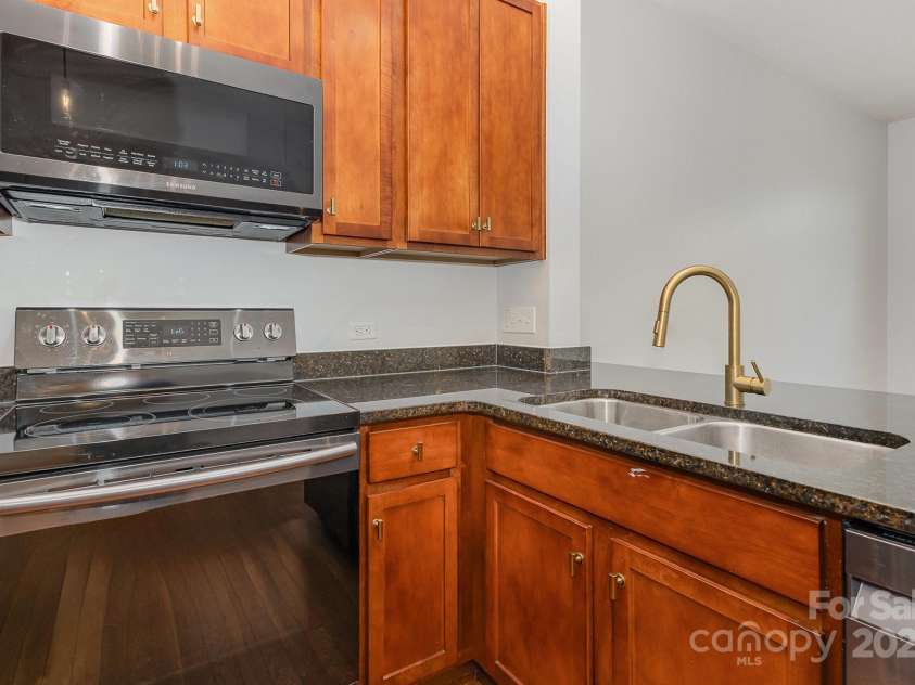 3271 Noda Boulevard, Charlotte, NC 28205.  MLS# CAR4267285, YatesRealty ID 24253. 