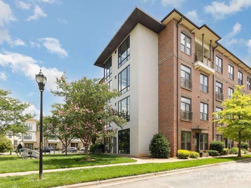 3271 Noda Boulevard, Charlotte, NC 28205.  MLS# CAR4267285, YatesRealty ID 24253. Front Entrance