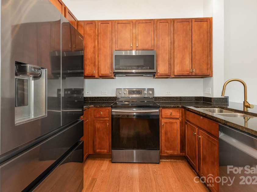 3271 Noda Boulevard, Charlotte, NC 28205.  MLS# CAR4267285, YatesRealty ID 24253. Kitchen