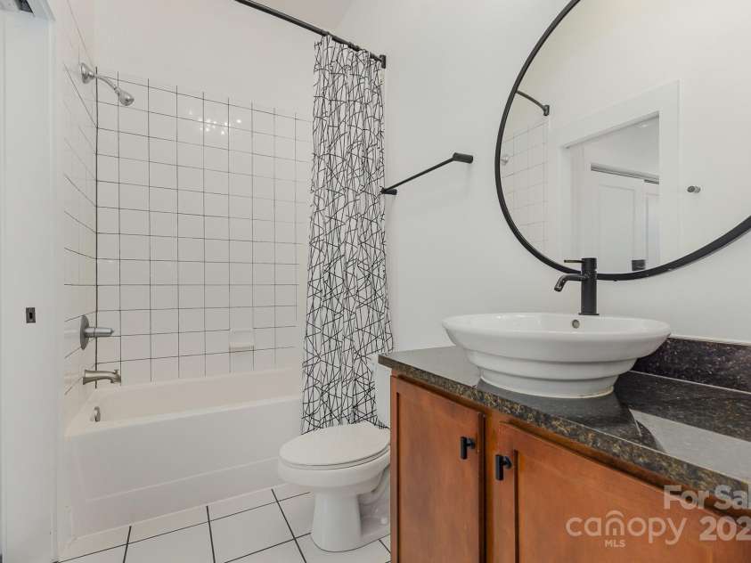3271 Noda Boulevard, Charlotte, NC 28205.  MLS# CAR4267285, YatesRealty ID 24253. Primary bathroom