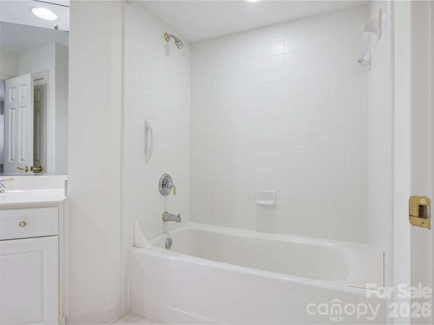 8952 Challis Hill Lane, Charlotte, NC 28226.  MLS# CAR4383322, YatesRealty ID 24254. 
