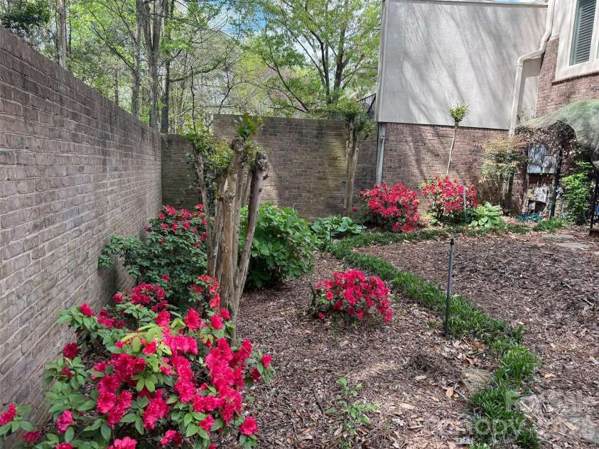 8952 Challis Hill Lane, Charlotte, NC 28226.  MLS# CAR4383322, YatesRealty ID 24254. 