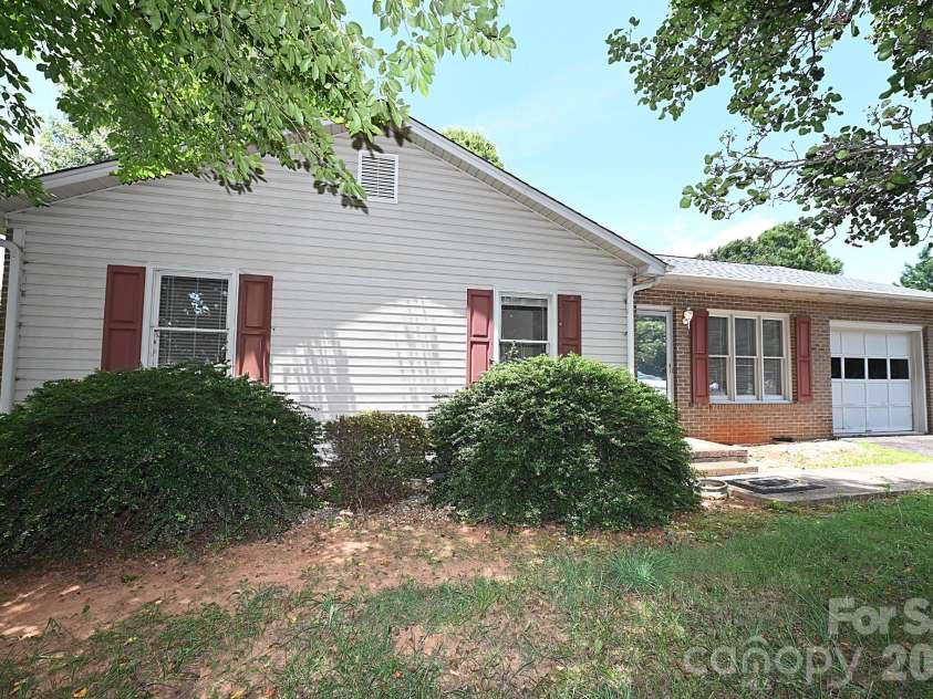 4445 Sulphur Springs Road, Hickory, NC 28601.  MLS# CAR4379097, YatesRealty ID 24257. 