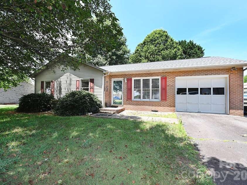 4445 Sulphur Springs Road, Hickory, NC 28601.  MLS# CAR4379097, YatesRealty ID 24257. 