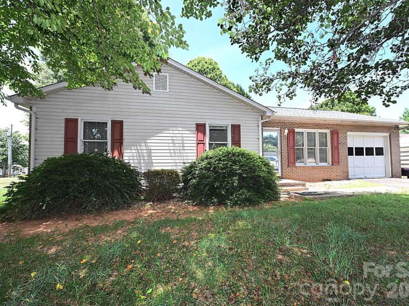 4445 Sulphur Springs Road, Hickory, NC 28601.  MLS# CAR4379097, YatesRealty ID 24257. 