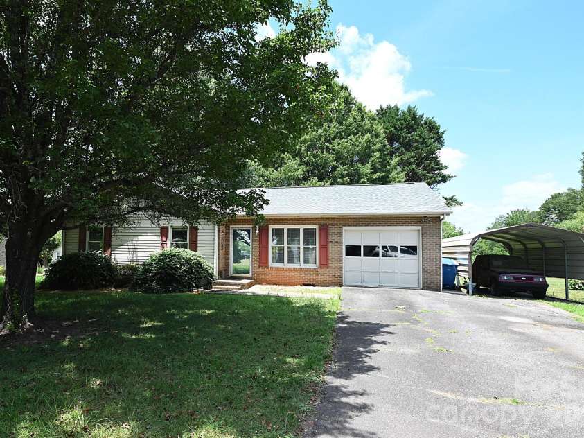 4445 Sulphur Springs Road, Hickory, NC 28601.  MLS# CAR4379097, YatesRealty ID 24257. 