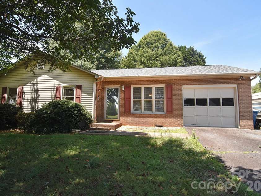4445 Sulphur Springs Road, Hickory, NC 28601.  MLS# CAR4379097, YatesRealty ID 24257. 