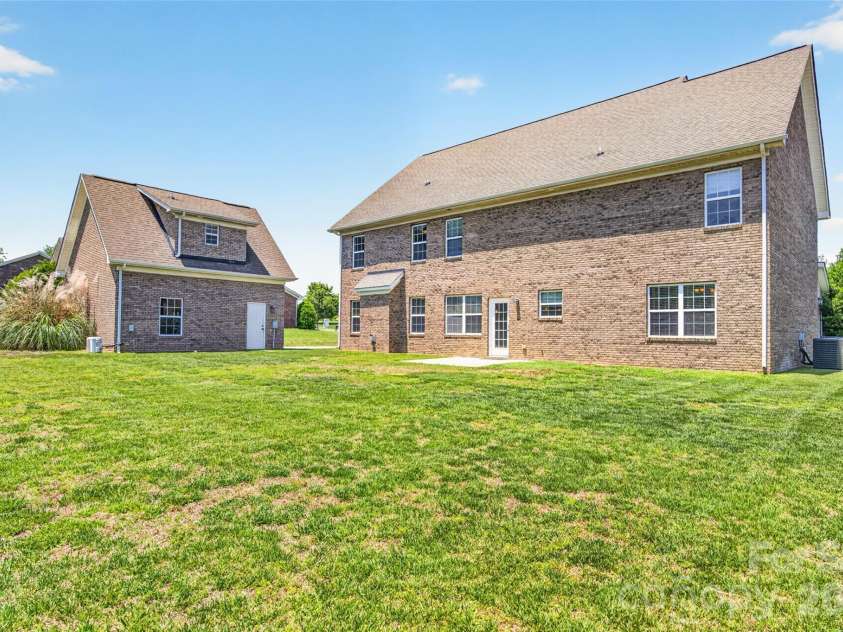 1008 Spring Rose Lane, Matthews, NC 28104.  MLS# CAR4382906, YatesRealty ID 24258. 