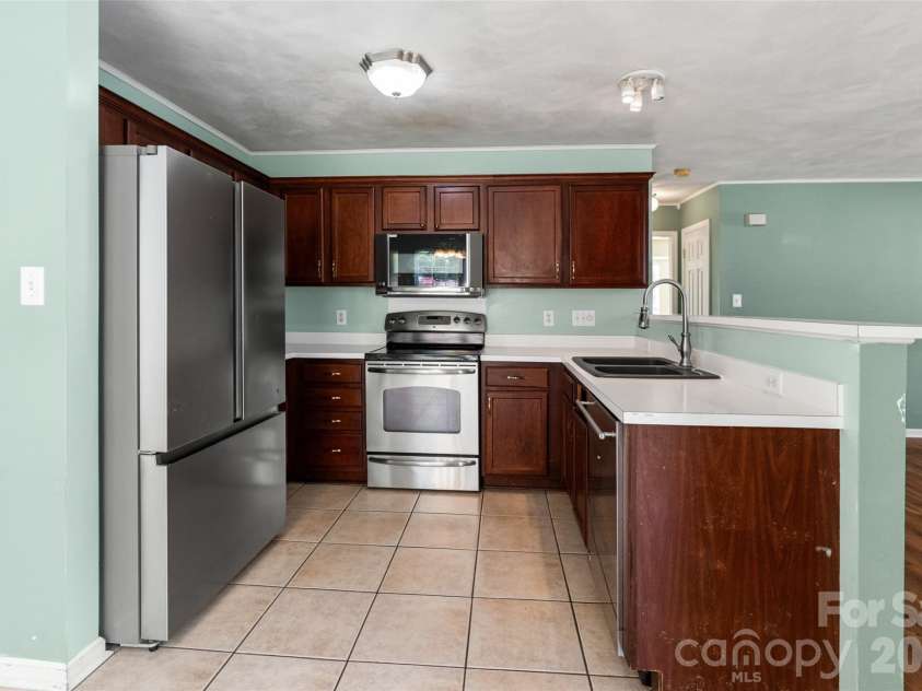 3047 Wyntree Court, Matthews, NC 28104.  MLS# CAR4381909, YatesRealty ID 24261. 