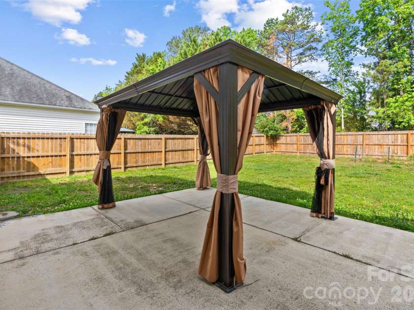 3047 Wyntree Court, Matthews, NC 28104.  MLS# CAR4381909, YatesRealty ID 24261. 