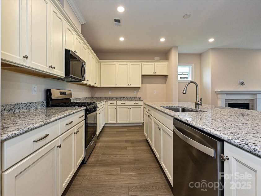 118 STOWAWAY Drive, Denver, NC 28037.  MLS# CAR4278600, YatesRealty ID 24262. Kitchen