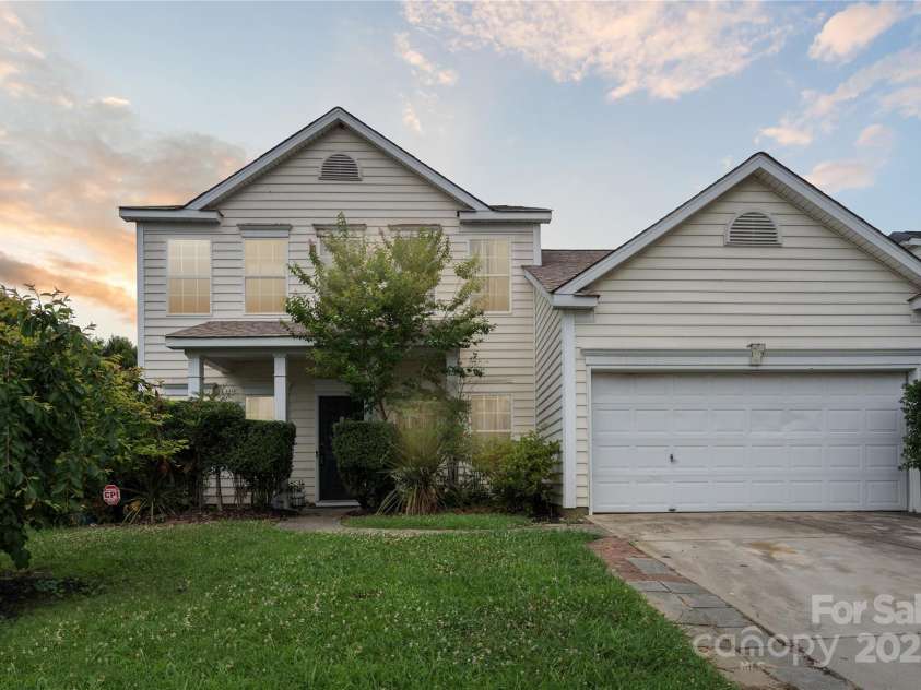 11440 Lamoille Lane, Charlotte, NC 28278.  MLS# CAR4274644, YatesRealty ID 24264. 