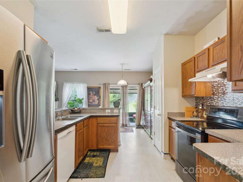 11440 Lamoille Lane, Charlotte, NC 28278.  MLS# CAR4274644, YatesRealty ID 24264. 