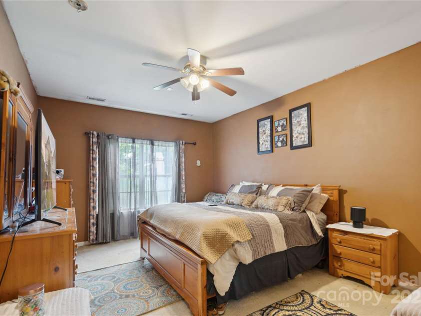 11440 Lamoille Lane, Charlotte, NC 28278.  MLS# CAR4274644, YatesRealty ID 24264. 