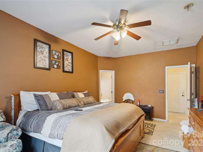 11440 Lamoille Lane, Charlotte, NC 28278.  MLS# CAR4274644, YatesRealty ID 24264. 