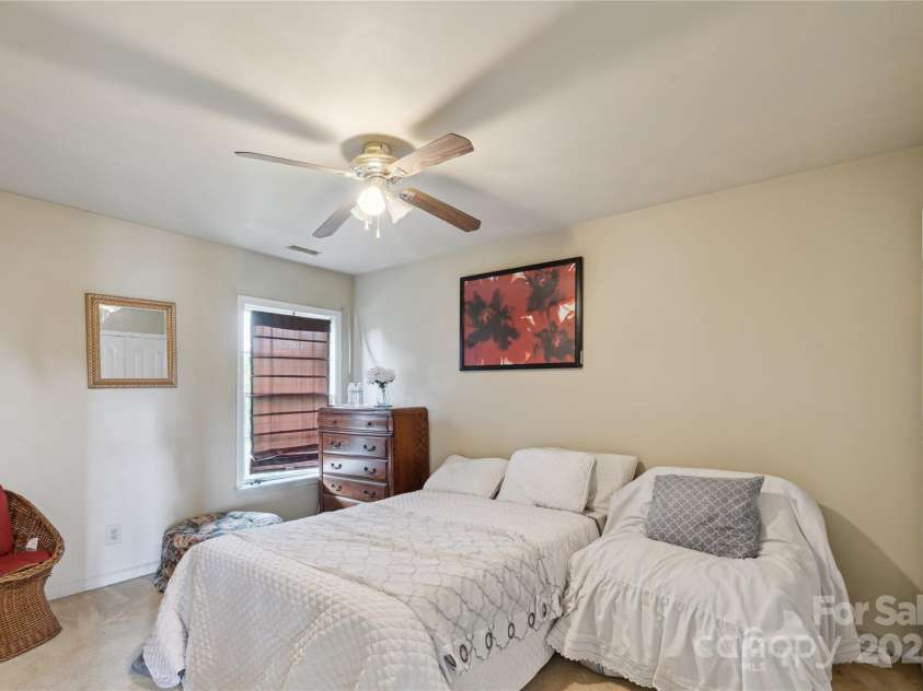 11440 Lamoille Lane, Charlotte, NC 28278.  MLS# CAR4274644, YatesRealty ID 24264. 