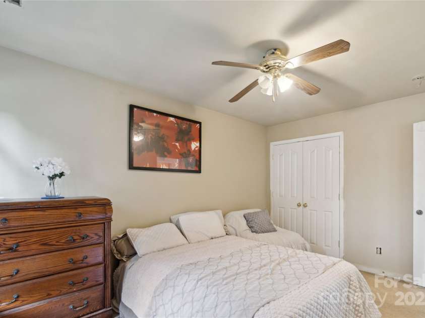 11440 Lamoille Lane, Charlotte, NC 28278.  MLS# CAR4274644, YatesRealty ID 24264. 